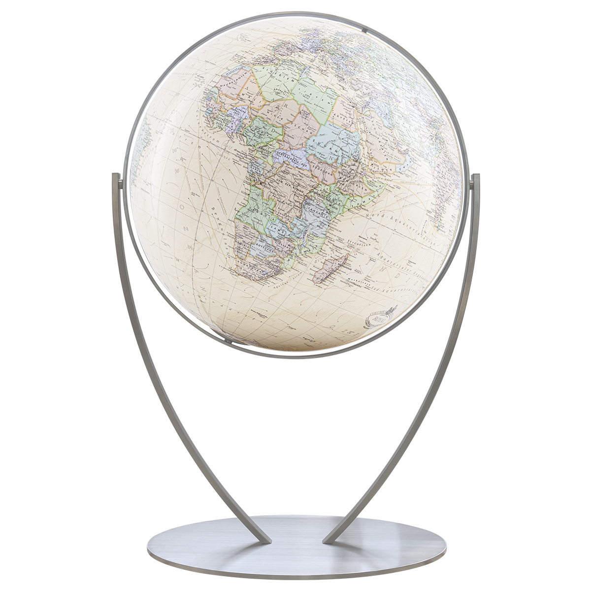 Ein Globus im Antik-Stil mit silbernem Metallfuß und bogenförmiger Halterung, Afrika im Vordergrund, unbeleuchtet.