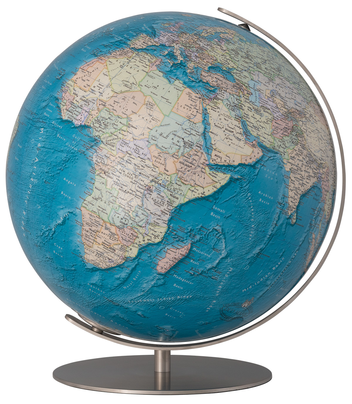 Ein Tischglobus mit blauer Kartenoptik, Edelstahl-Meridian und rundem silbernem Fuß, Afrika im Vordergrund.