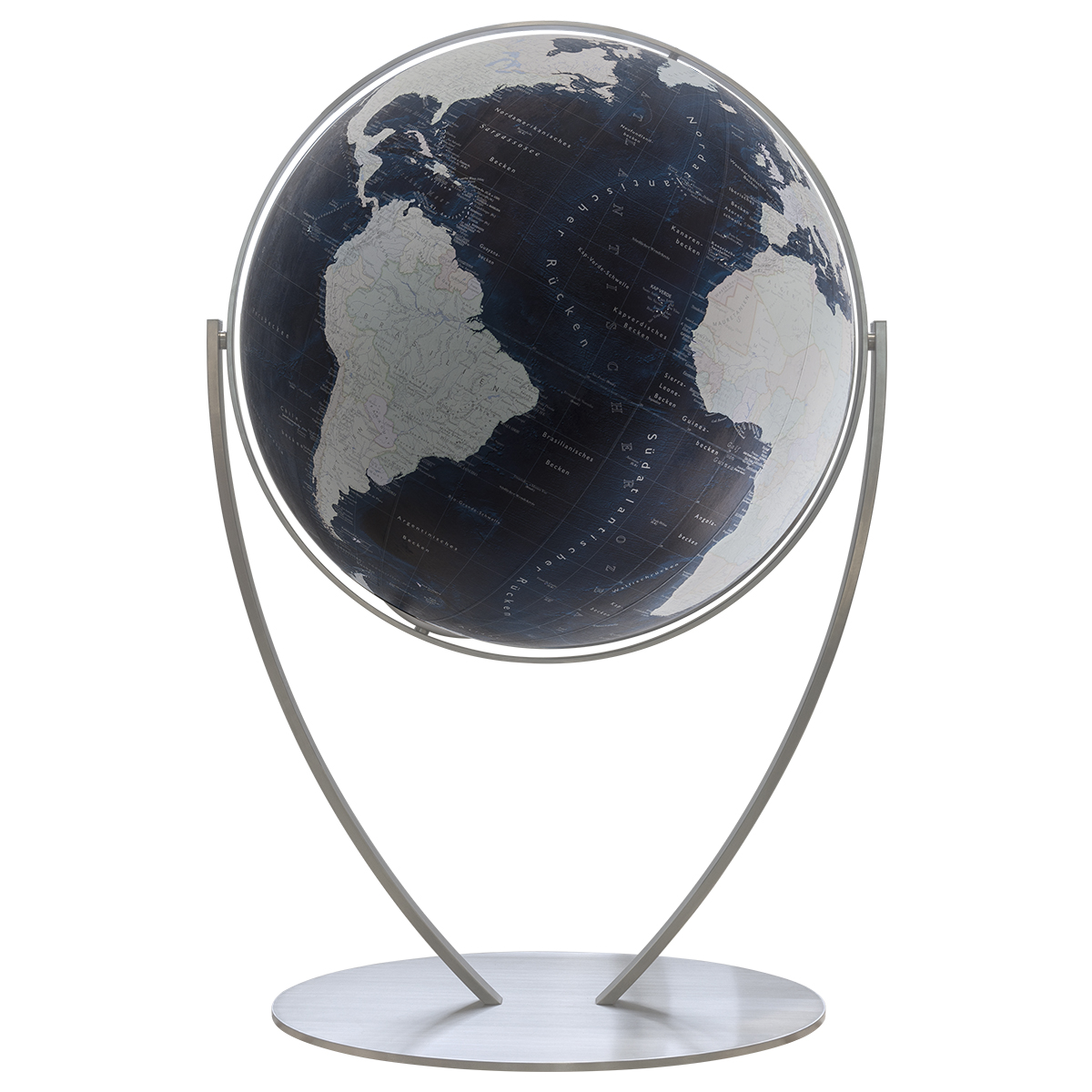 Ein Standglobus mit blauer Kartenoptik, elegant geschwungenem silbernem Metallgestell und rundem Fuß, Südamerika im Vordergrund, unbeleuchtet.