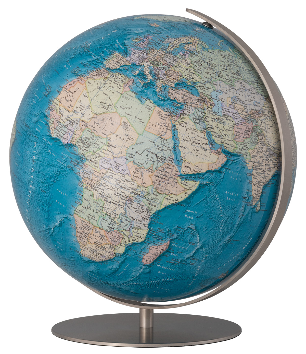 Ein Tischglobus mit blauer Kartenoptik, Edelstahl-Meridian und rundem silbernem Fuß, Afrika im Vordergrund.